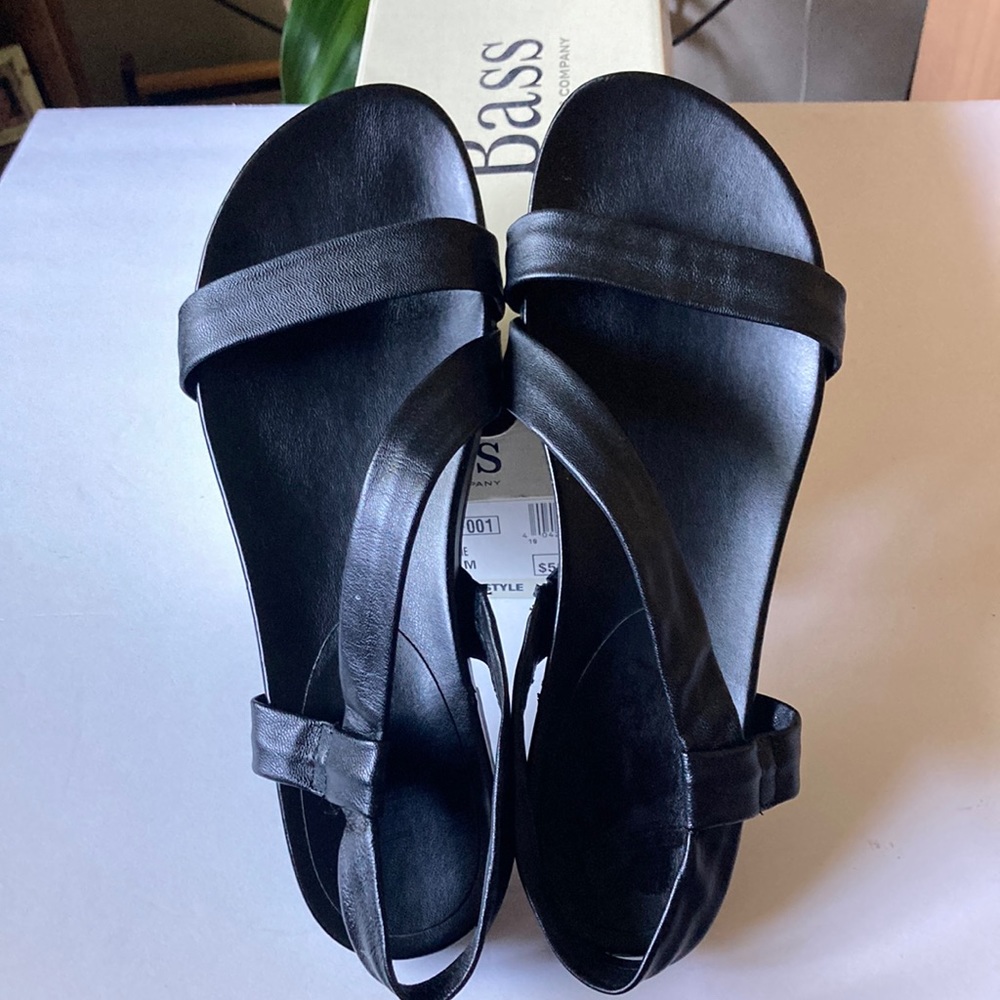 Woman’s size 10 medium summer sandals black.